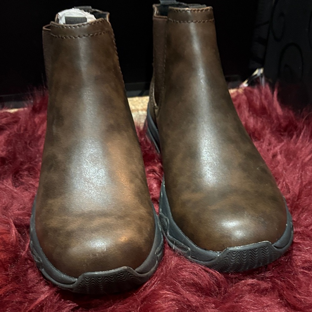 #410 Bass Outdoor NWT W sz 8.5 brown ankle boots waterproof
